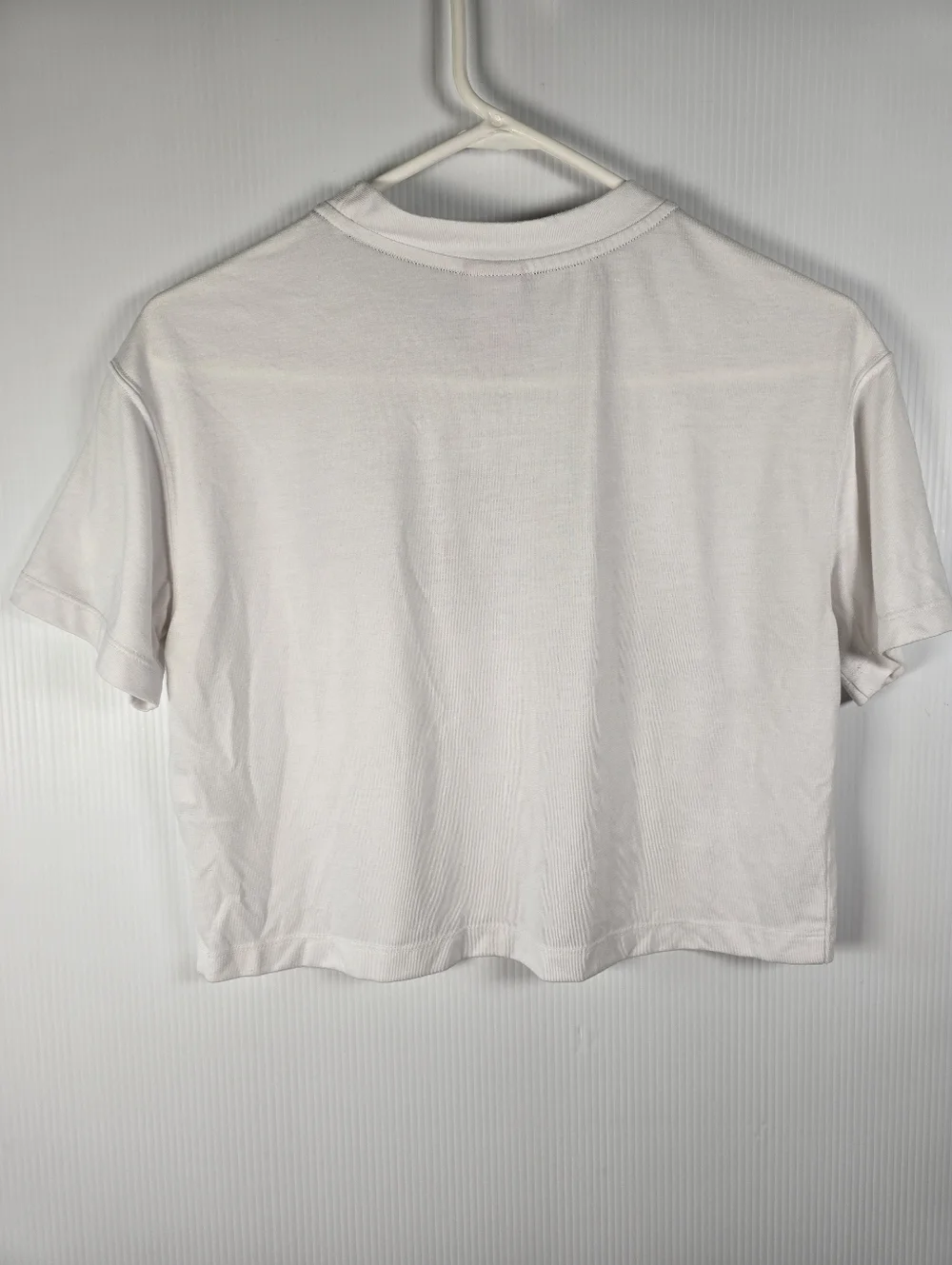 NWOT Nike Women's White Sportswear Essential Cropped Logo Tee Size Small